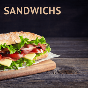 image d'un sandwich garni avec salade fromage et jambon, sur fond sombre